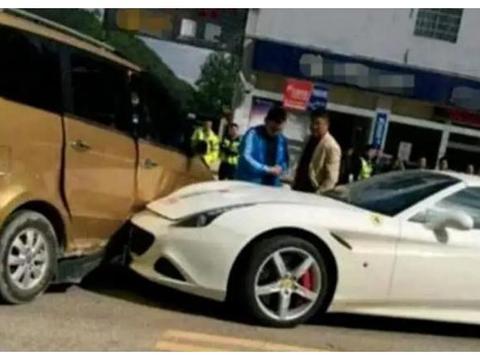4万面包车撞上400万法拉利，面包车主淡定抽烟：看我车尾的贴纸