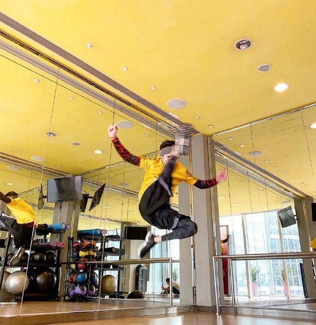 向佐在健身房练基本功,动作潇洒帅气,这基本功在别人看来却很难