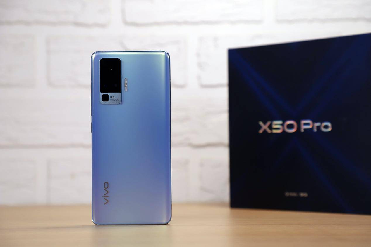 vivox50液氧图片,vivox50液氧图片颜色 vivox50 pro共有"引力"黑镜"以及"液氧"三个风格不同的配色