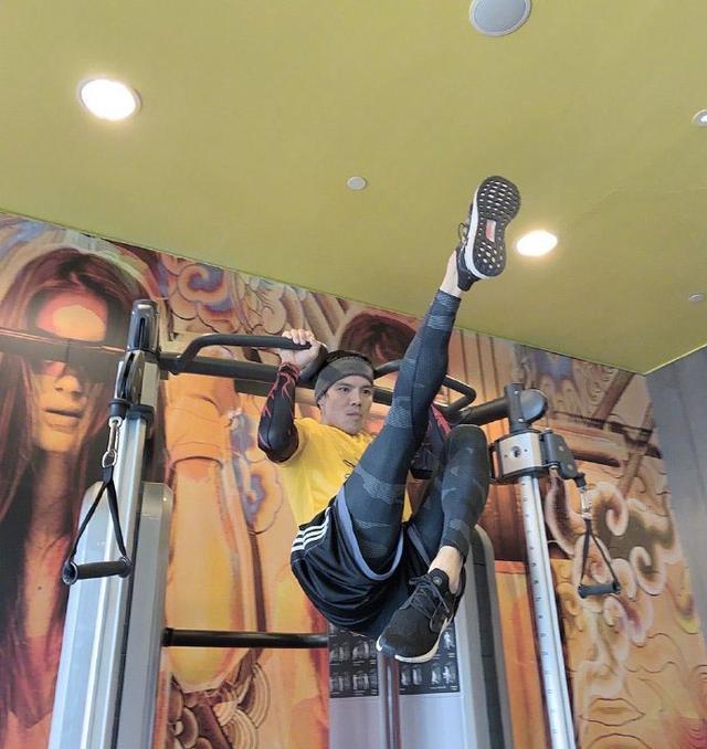 向佐在健身房练基本功,动作潇洒帅气,这基本功在别人看来却很难