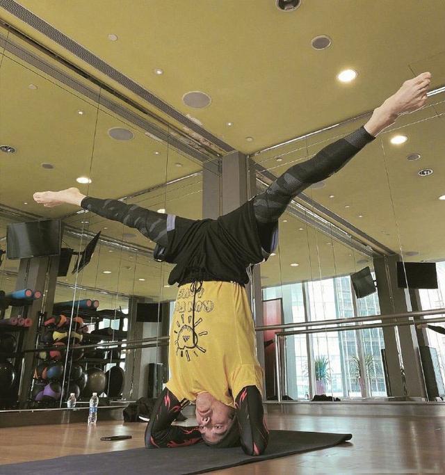 向佐在健身房练基本功,动作潇洒帅气,这基本功在别人看来却很难