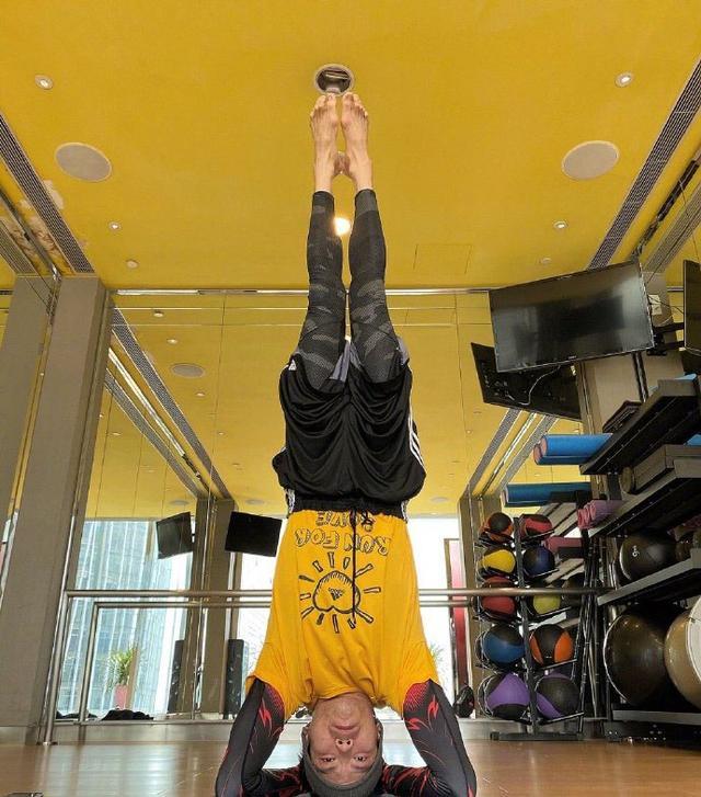 向佐在健身房练基本功,动作潇洒帅气,这基本功在别人看来却很难