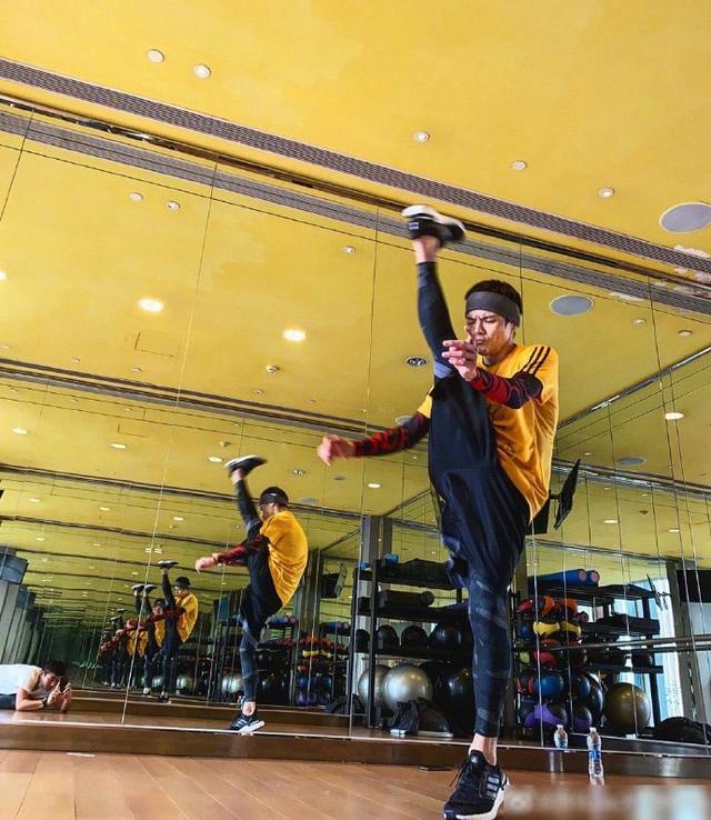 向佐在健身房练基本功,动作潇洒帅气,这基本功在别人看来却很难