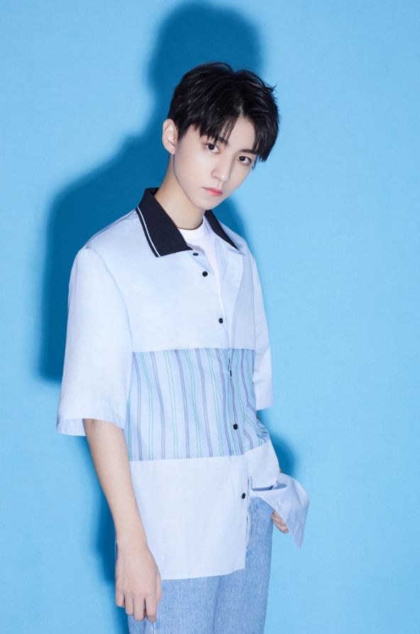 王俊凯白色服装look,看到最后一套恋爱了,这才是花季少年