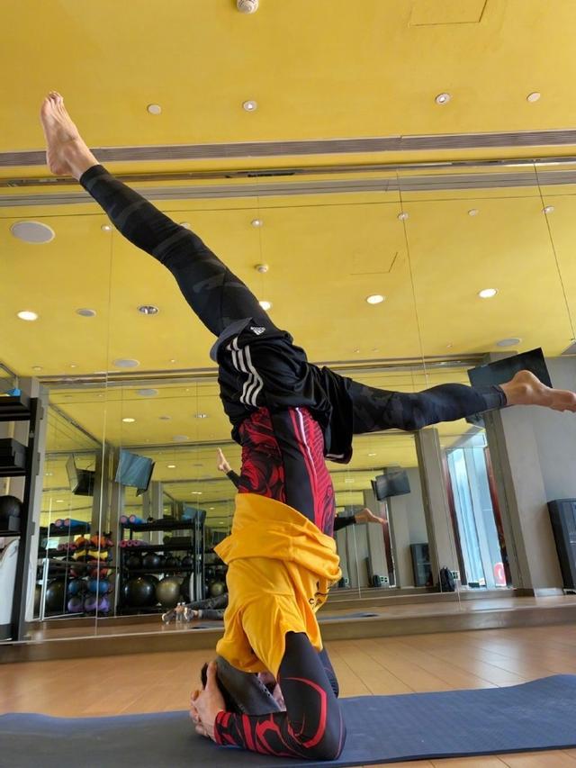 向佐在健身房练基本功,动作潇洒帅气,这基本功在别人看来却很难