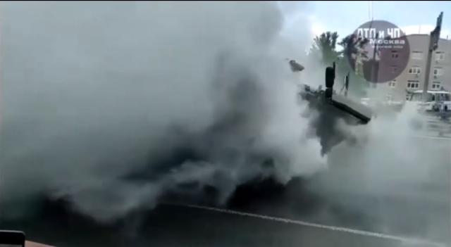 俄罗斯阅兵的插曲：新型装甲车爆缸