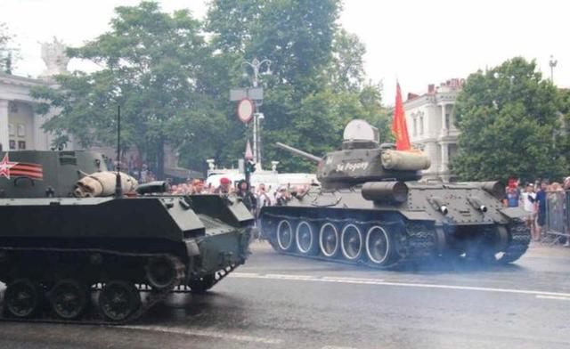 俄罗斯阅兵的插曲：新型装甲车爆缸