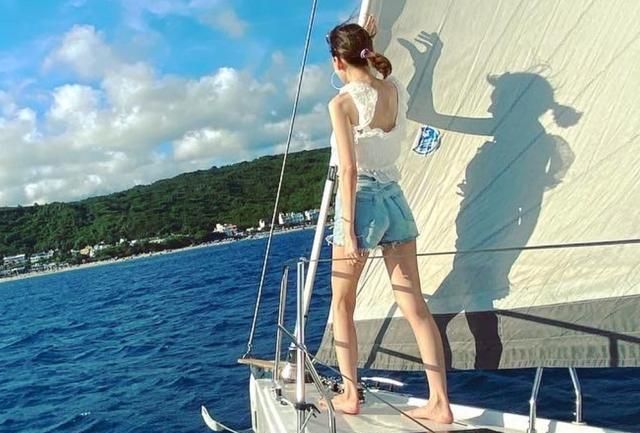 林志颖带老婆出海玩,看到陈若仪全身照那刻,这腿是真实存在的