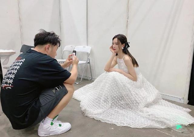 沈梦辰婚纱照美呆了吊带羽毛裙像精灵仙子杜海涛成跟班摄影师