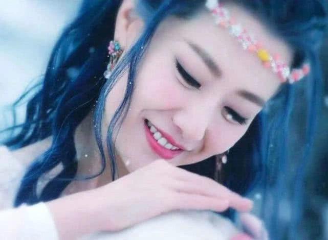 在《幻城》中,白冰饰演人鱼公主莲姬一角,一身粉衣古装,搭配烟蓝卷发