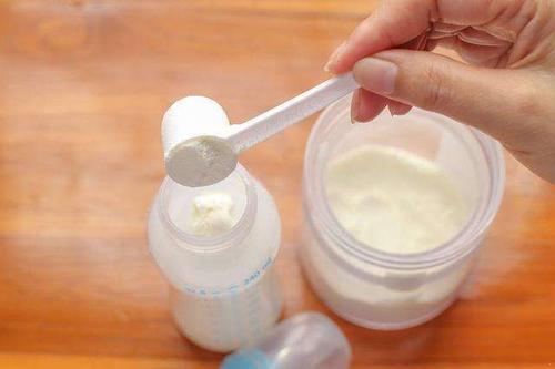 娃喝奶粉母乳区别大?双胞胎不同喂养方式,1年后事实胜于雄辩