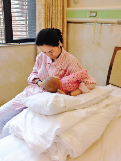 娃喝奶粉母乳区别大?双胞胎不同喂养方式,1年后事实胜于雄辩