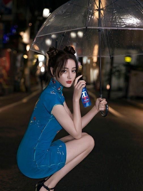 热巴这身材真绝了,穿3cm旗袍还往下蹲,挺直腰身让人羞了脸