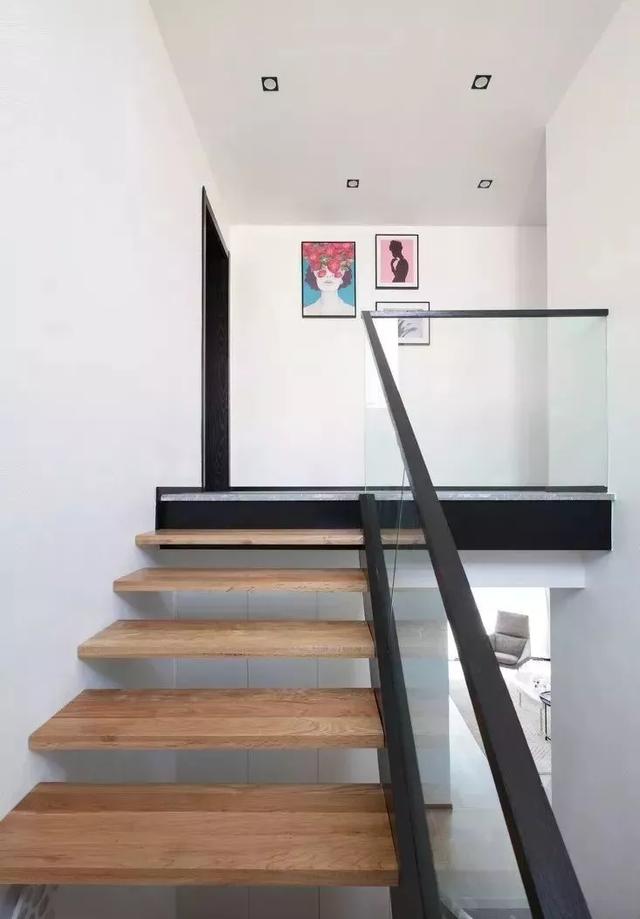 而比较现代风的复式,loft户型,就可以选择这样的玻璃扶手护栏和木质的