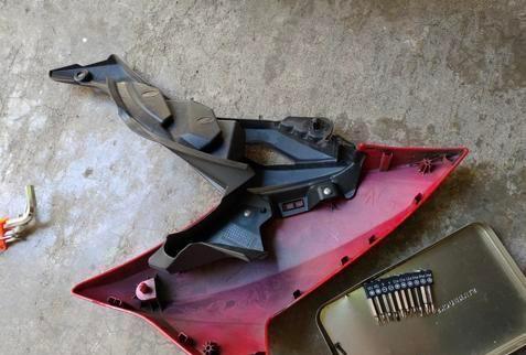 男人假期的快乐，亲自动手给心爱的小摩托更换火花塞