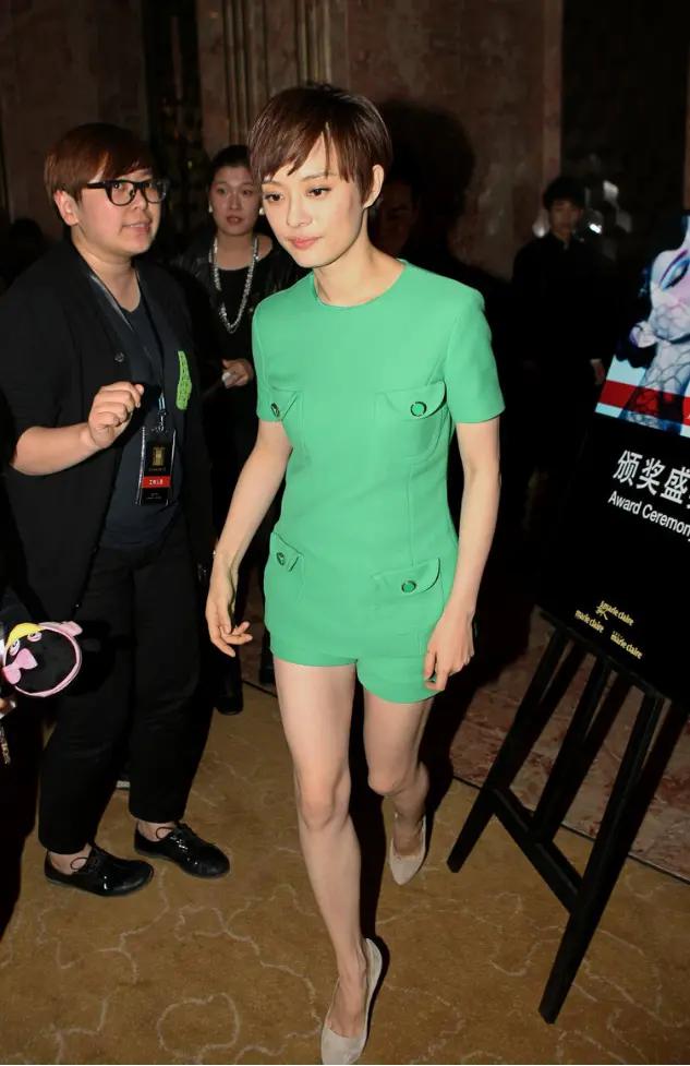 孙俪越老越有韵味,穿"艳黄色"依旧光彩照人,身材曲线让人心动