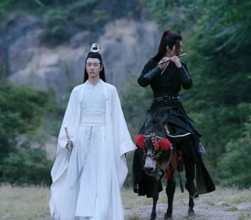 《陈情令》魏无羡身陷乱葬岗无法挣脱,蓝湛一声呼唤救
