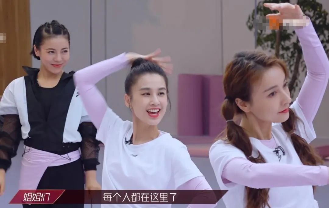 黄圣依和吴昕也可以穿出几分清秀.