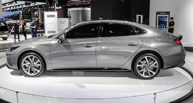 大嘴进气格栅,溜背低趴姿态,韩系“颜值”担当再出战,能赢?