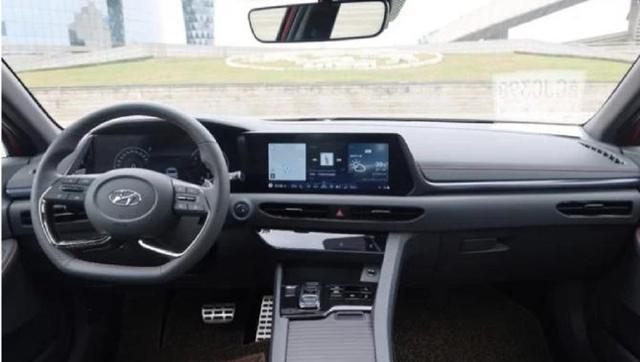 大嘴进气格栅,溜背低趴姿态,韩系“颜值”担当再出战,能赢?