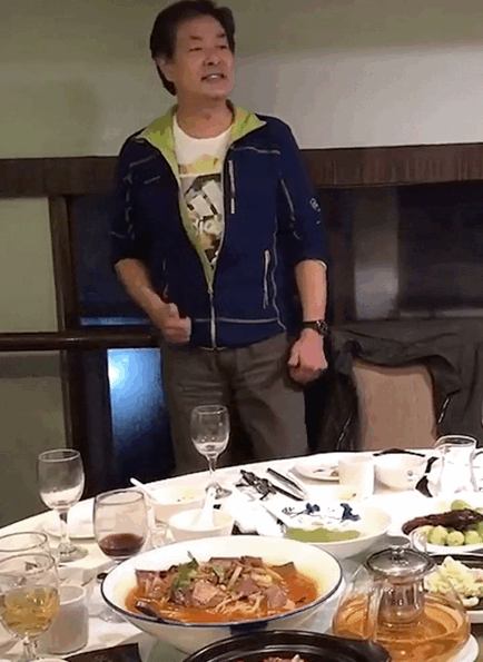 濮存昕都67岁了吗?在饭局上唱歌被拍 这状态看起来还是很年轻吧