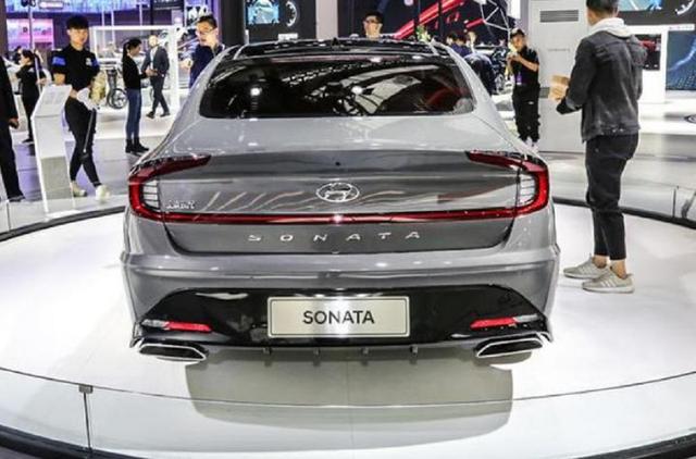 大嘴进气格栅,溜背低趴姿态,韩系“颜值”担当再出战,能赢?