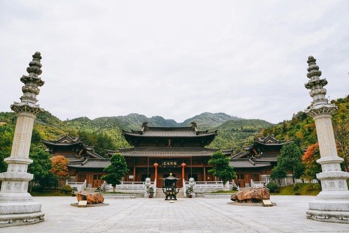 东方琉璃药师佛的道场浙江规模最大的佛教寺庙你来过吗