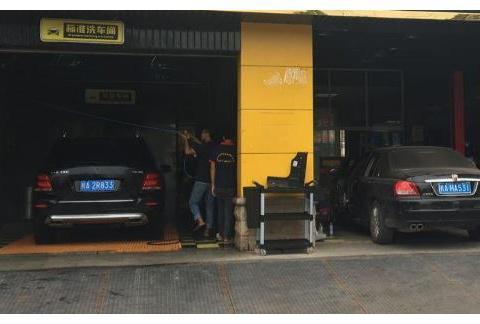 保养汽车时，为何聪明人都在旁边盯着？知道原因后坐不住了