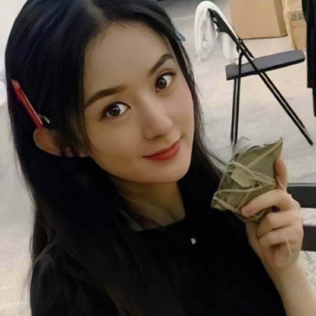 赵丽颖手拿粽子自拍超甜美,生图自然有神,精修图更显女人味