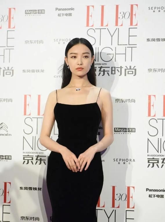 倪妮胆子可真大,穿黑色吊带裙秀"漏斗身材"