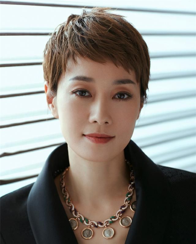你适合长发还是短发?脸型决定发型的长度,圆脸的女生适合第2种