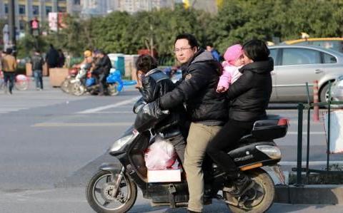 骑电车戴头盔也就算了，如今还要买保险，以后出门还是步行吧