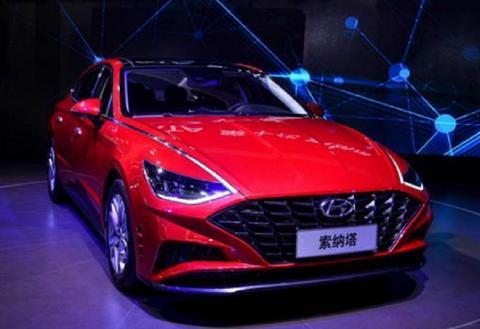 大嘴进气格栅，溜背低趴姿态，韩系“颜值”担当再出战，能赢？