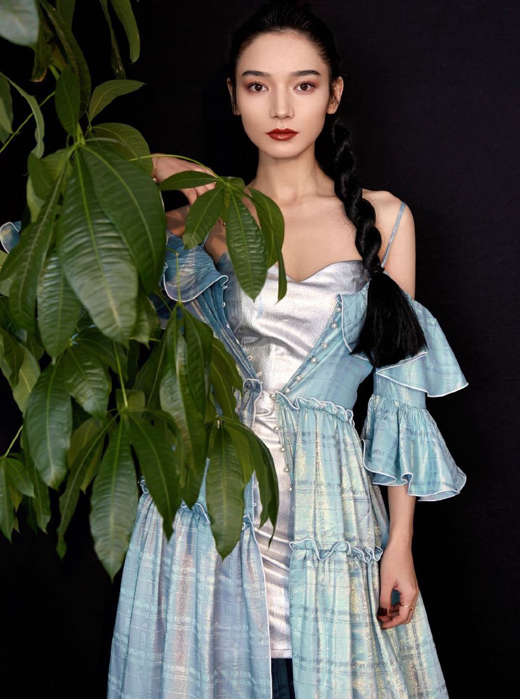 不愧是杨幂签下的人,代斯穿天蓝色轻纱礼服,配丸子头姿态优雅