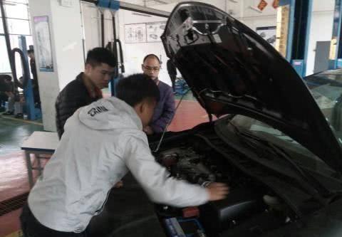 男子把车送去保养，却被新员工拿来练手，发动机被拆的底朝天