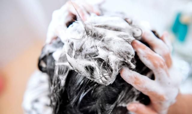 有人越洗头发头发就会掉得越厉害,可能放洗发水和护发