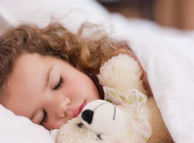 宝宝睡觉总是翻来覆去,可能与这几个原因有关,父母可以了解一下