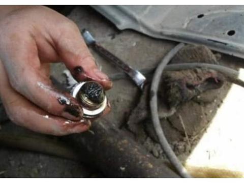 为啥老司机都在排气管上放磁铁？修车工看到后：砸我饭碗是吧