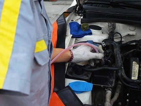 如何判断刹车油有空气？该检查汽车了哦