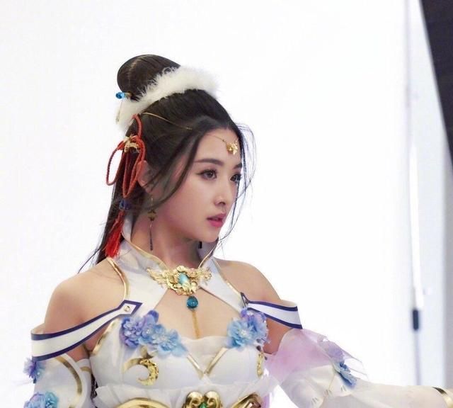 张含韵《大碗宽面》怼脸照!哪吒头可爱俏丽,似迪士尼在逃的公主