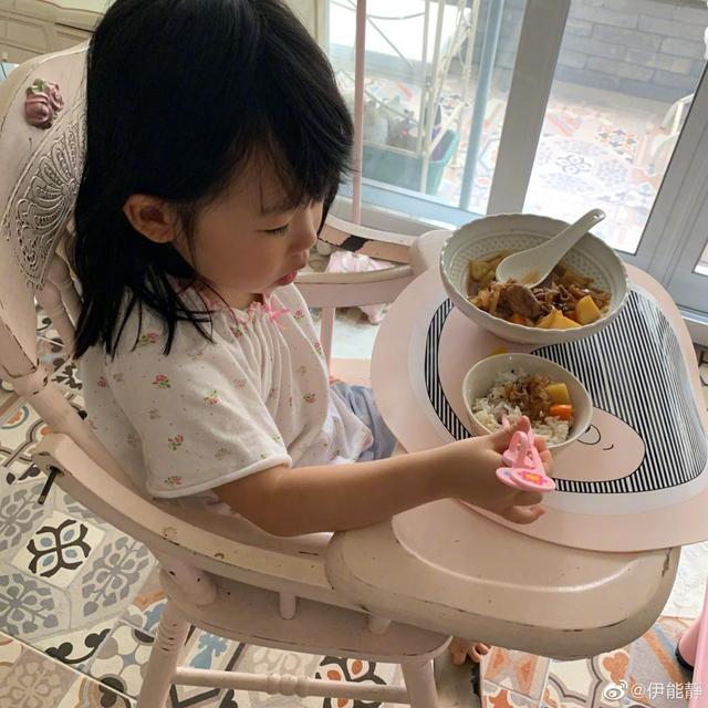 52歲伊能靜為4歲女兒慶生，米粒正臉首曝光！網(wǎng)友:顏值逆襲