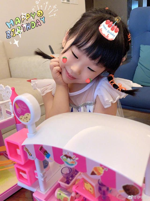 52歲伊能靜為4歲女兒慶生，米粒正臉首曝光！網(wǎng)友:顏值逆襲