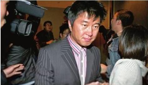 李俐出狱7年后终离婚,曾当庭指证她的满文军哭诉:都是媒体害的