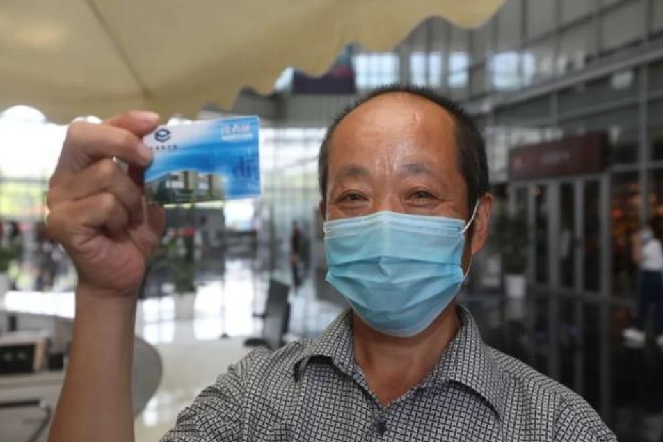 吴桂春：“我又办了东莞图书馆读者证”