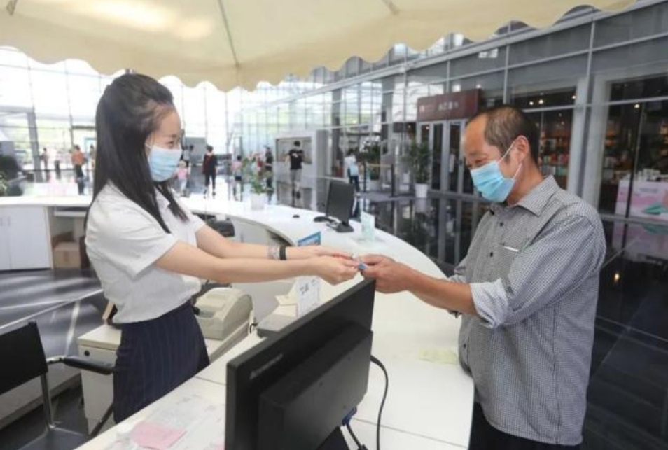 吴桂春：“我又办了东莞图书馆读者证”