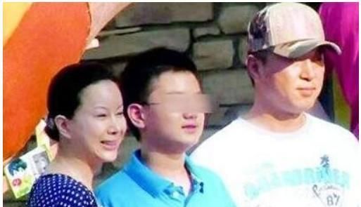 李俐出狱7年后终离婚,曾当庭指证她的满文军哭诉:都是媒体害的