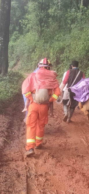 云南盈江突发山体滑坡：突击小分队徒步进入灾害点