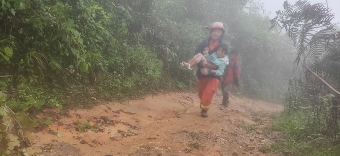 云南盈江突发山体滑坡：突击小分队徒步进入灾害点