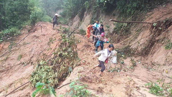 云南盈江突发山体滑坡：突击小分队徒步进入灾害点