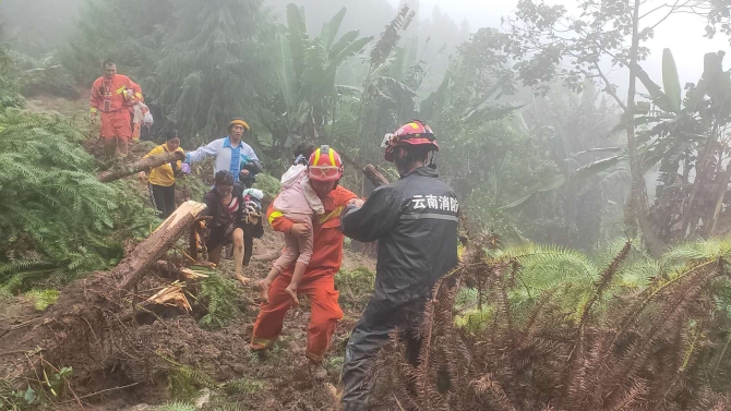 云南盈江突发山体滑坡：突击小分队徒步进入灾害点